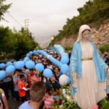 مسيرة من المدرسة إلى بكركي